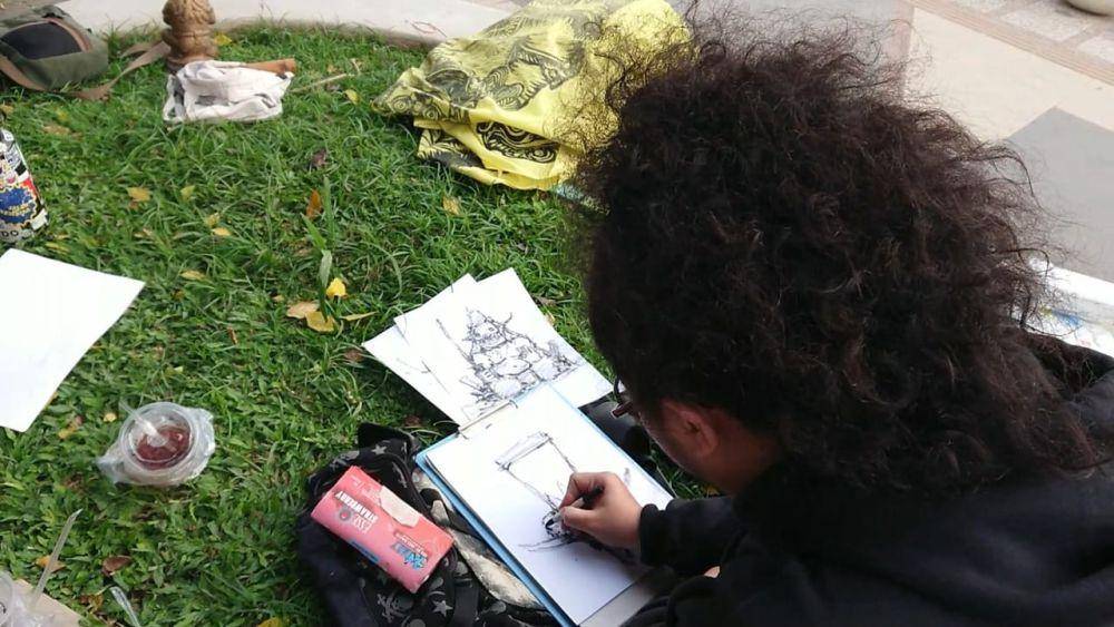 Seniman melukis tugu reog kendang di Tulungagung. IDN Times/ Bramanta Pamungkas