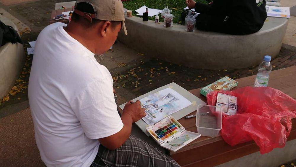 Seniman melukis tugu reog kendang di Tulungagung. IDN Times/ Bramanta Pamungkas