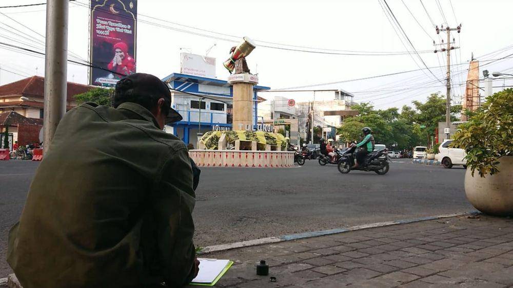 Seniman melukis tugu reog kendang di Tulungagung. IDN Times/ Bramanta Pamungkas