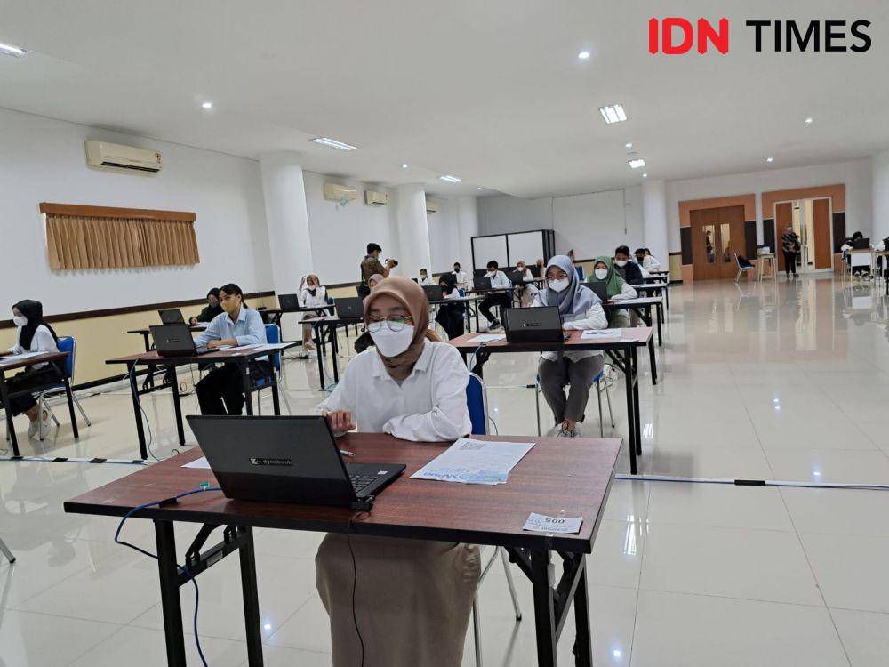 Suasana para peserta di ruangan sebelum pelaksanaan UTBK 2023 di Unair, Senin (8/5/2023). (IDN Times/Khusnul Hasana).