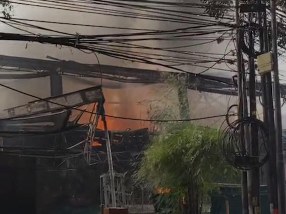 Pabrik Cat di Jakut Terbakar Hebat, Damkar Kerahkan 120 Personel