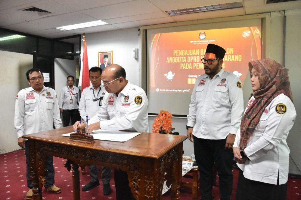 Partai Keadilan Sejahtera (PKS) mendaftarkan bakal calon legislatif (bacaleg) di KPU Kota Semarang, Senin (8/5/2023). (dok. KPU Kota Semarang)