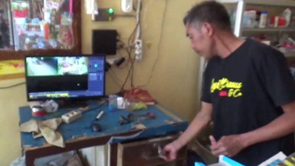 Salah satu warga Palangga Gowa saat menunjuk rekaman CCTV "Anjing Ngepet". (Istimewa)