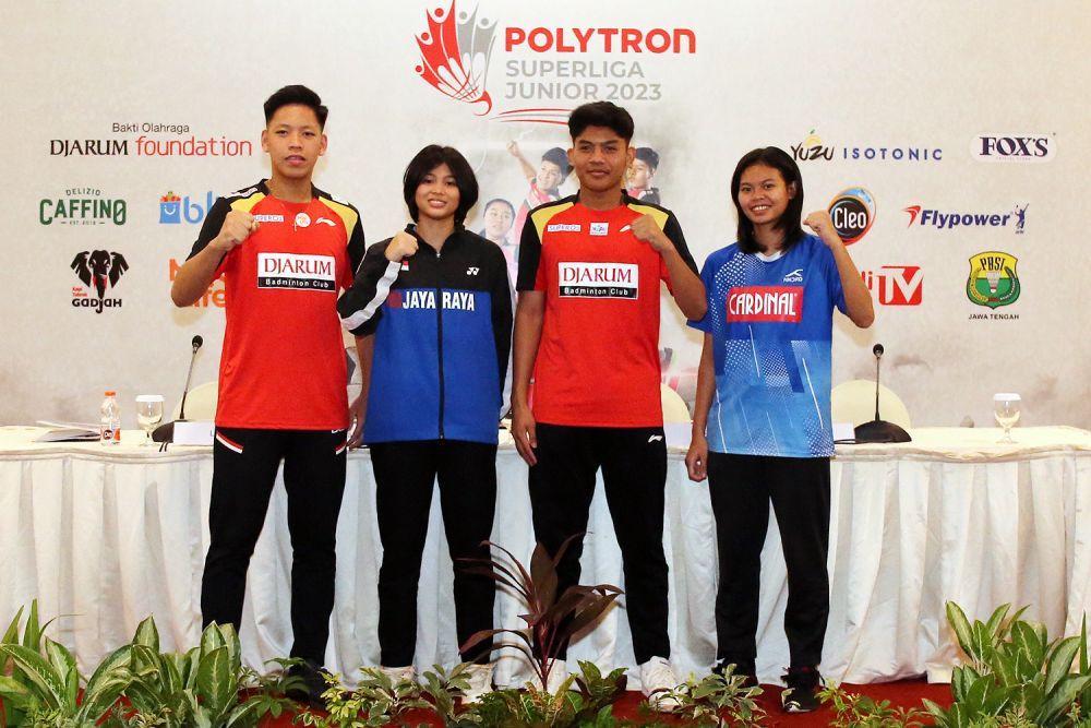 (ki-ka) Lindan Mikael Mahardika (atlet PB Djarum), Thalita Ramadhani Wiryawan (atlet PB Jaya Raya), Moh. Zaki Ubaidillah (atlet PB Djarum), dan Dea Tri Wulandari (Mutiara Cardinal Bandung) | Sesi foto bersama usai jumpa pers Polytron Superliga Junior 2023 di Hotel Grand Artos, Magelang, Jawa Tengah, Minggu (7/5) siang WIB. (Dok. Superliga 2023)