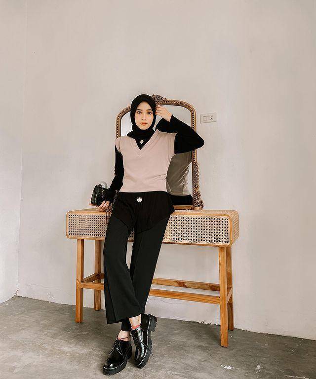 Vina Maulina dan styling hijab hitamnya (instagram.com/vinamaulina)