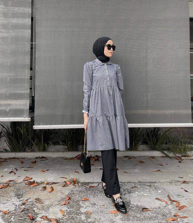 Vina Maulina dan styling hijab hitamnya (instagram.com/vinamaulina)