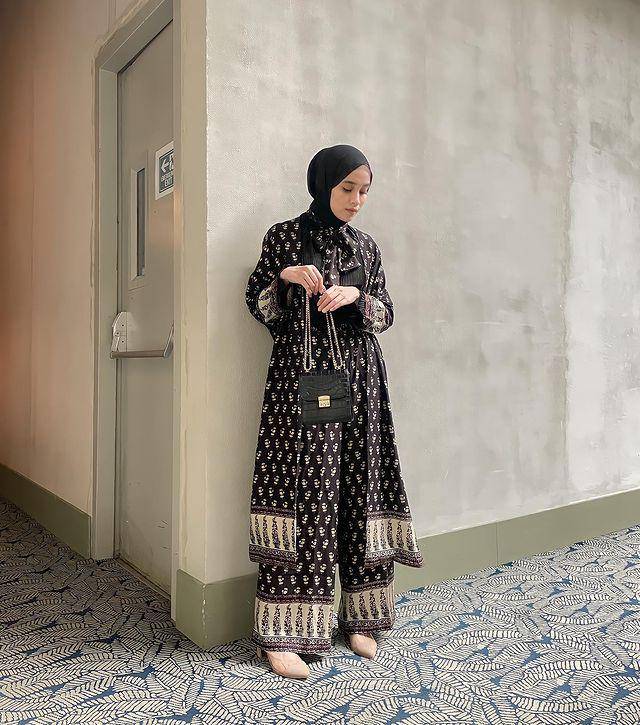 Vina Maulina dan styling hijab hitamnya (instagram.com/vinamaulina)