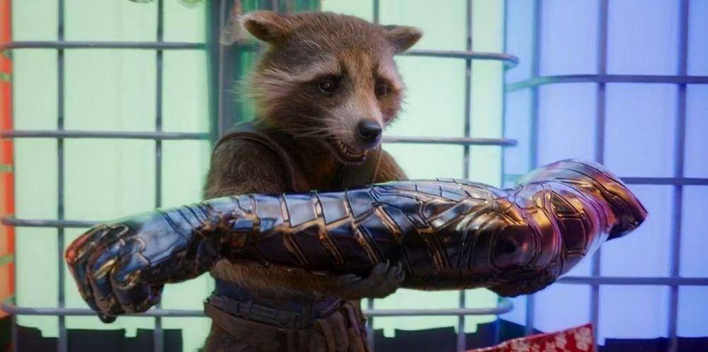 Rocket dapat hadiah replika lengan Bucky dari Nebula (dok. Marvel/Guardians of the Galaxy Holiday Special)