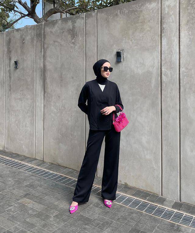 Vina Maulina dan styling hijab hitamnya (instagram.com/vinamaulina)