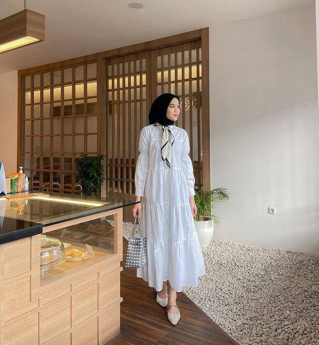 Vina Maulina dan styling hijab hitamnya (instagram.com/vinamaulina)