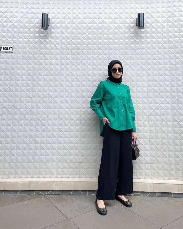 Vina Maulina dan styling hijab hitamnya (instagram.com/vinamaulina)