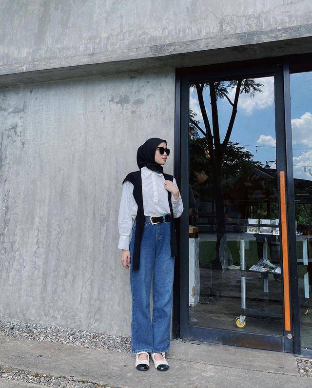 Vina Maulina dan styling hijab hitamnya (instagram.com/vinamaulina)