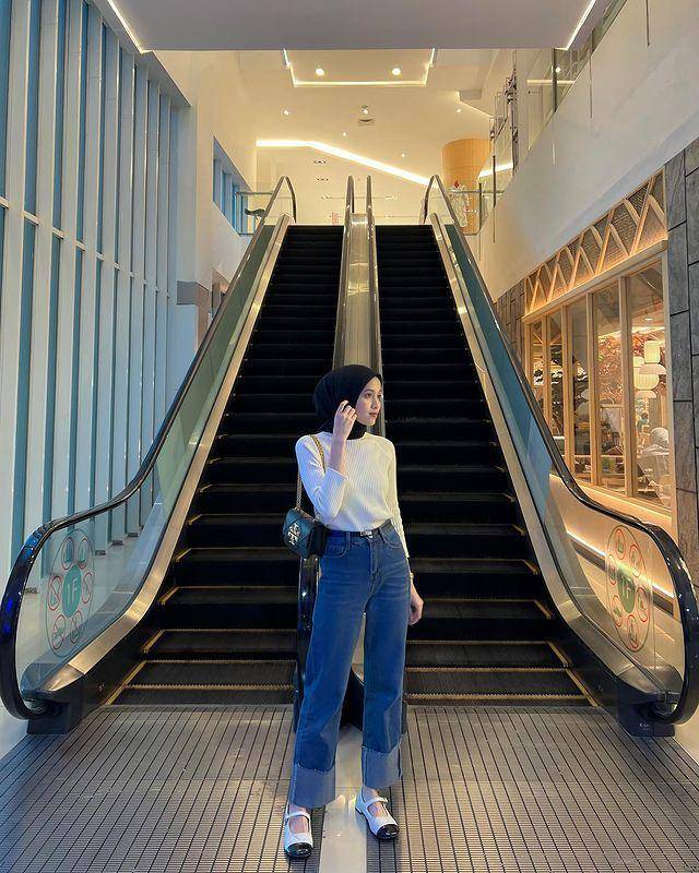 Vina Maulina dan styling hijab hitamnya (instagram.com/vinamaulina)