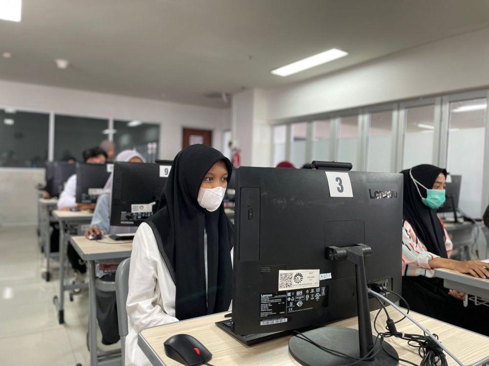 Pelaksanaan UTBK-SNBT hari pertama di Universitas Negeri Makassar (UNM), Senin (8/5/2023). (Dok. Humas UNM)