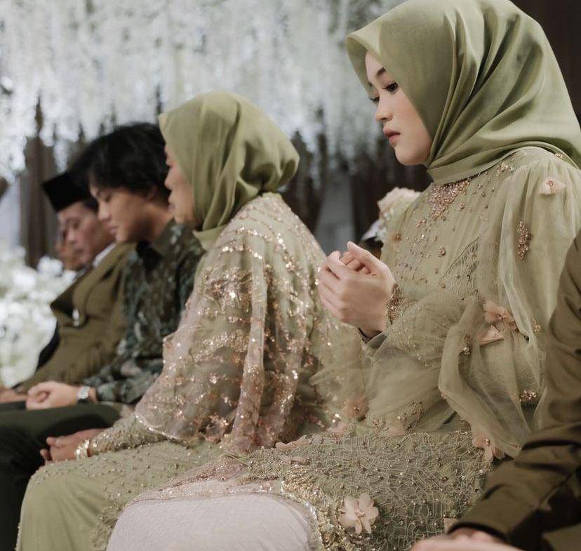 potret Putri Delina di acara lamaran Rizky Febian dan Mahalini (instagram.com/putridelinaa)