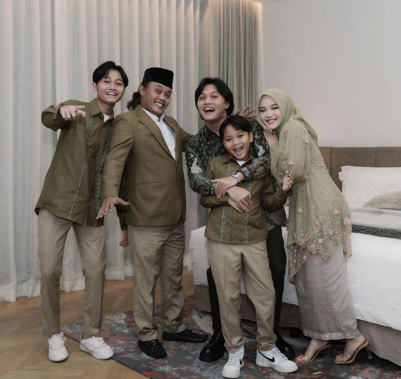 potret Putri Delina di acara lamaran Rizky Febian dan Mahalini (instagram.com/putridelinaa)