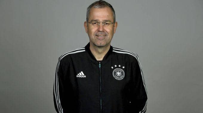 Pelatih Timnas Myanmar U-22, Michael Feichtenbeiner, saat melatih Timnas Jerman U-16 pada tahun 2017. (Dok. Deutscher Fußball-Bund)