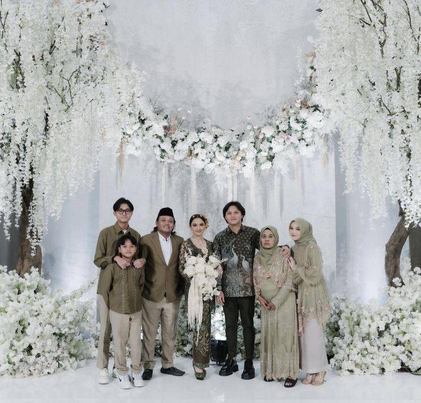 potret Putri Delina di acara lamaran Rizky Febian dan Mahalini (instagram.com/putridelinaa)