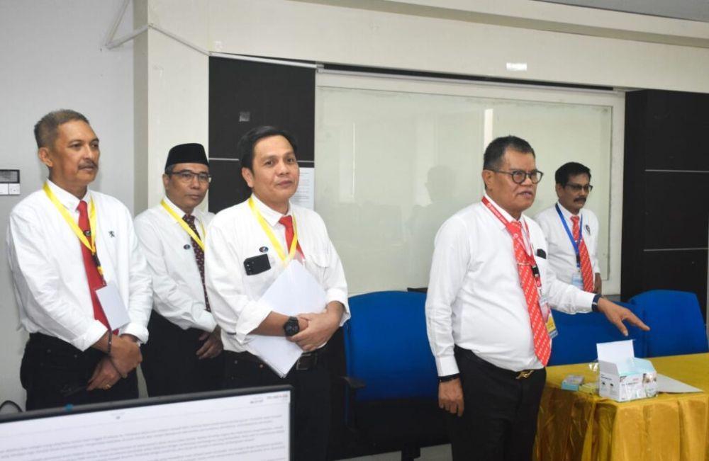 Rektor Universitas Negeri Makassar (UNM) Prof. Husain Syam meninjau pelaksanaan UTBK-SNBT, Senin (8/5/2023). (Dok. Humas UNM)