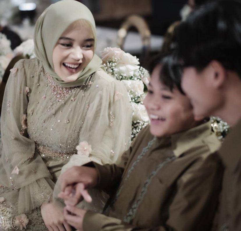 potret Putri Delina di acara lamaran Rizky Febian dan Mahalini (instagram.com/putridelinaa)