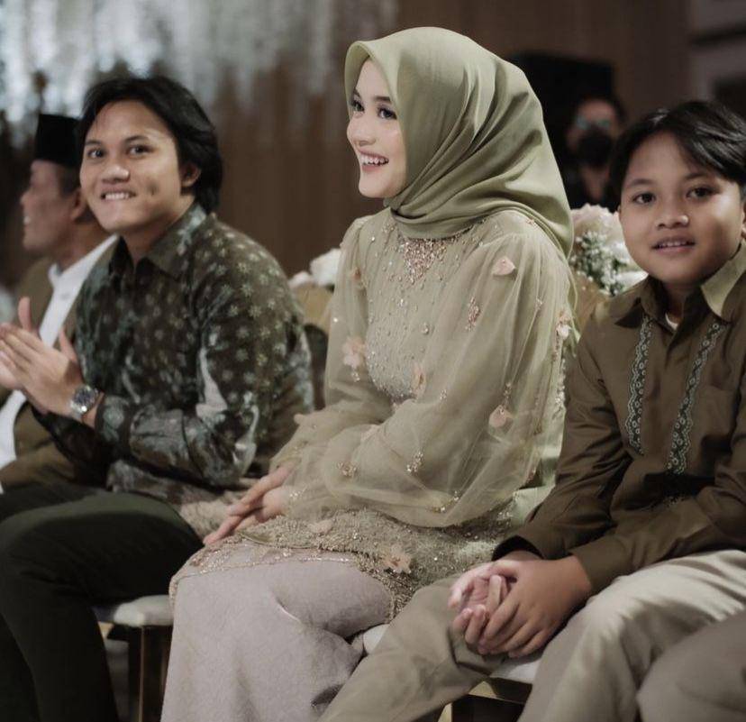 potret Putri Delina di acara lamaran Rizky Febian dan Mahalini (instagram.com/putridelinaa)