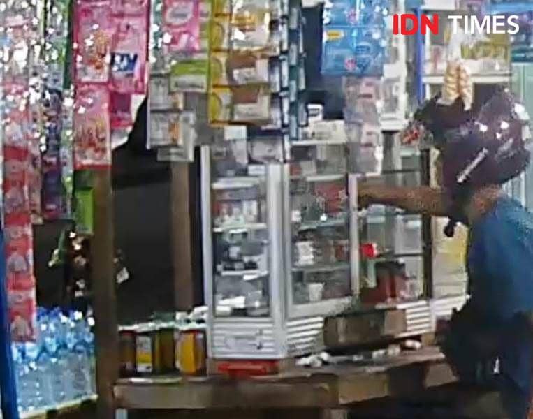 Tersangka JGK terekam CCTV sedang mencuri rokok dalam etalase (IDN Times/Ervan)