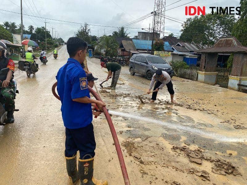 Anggota TNI, Polri, Damkar, BPBD PPU dan Kecamatan berjibaku bersih jalan protokol licin akibat pryek IKN (IDN Times/Ervan)