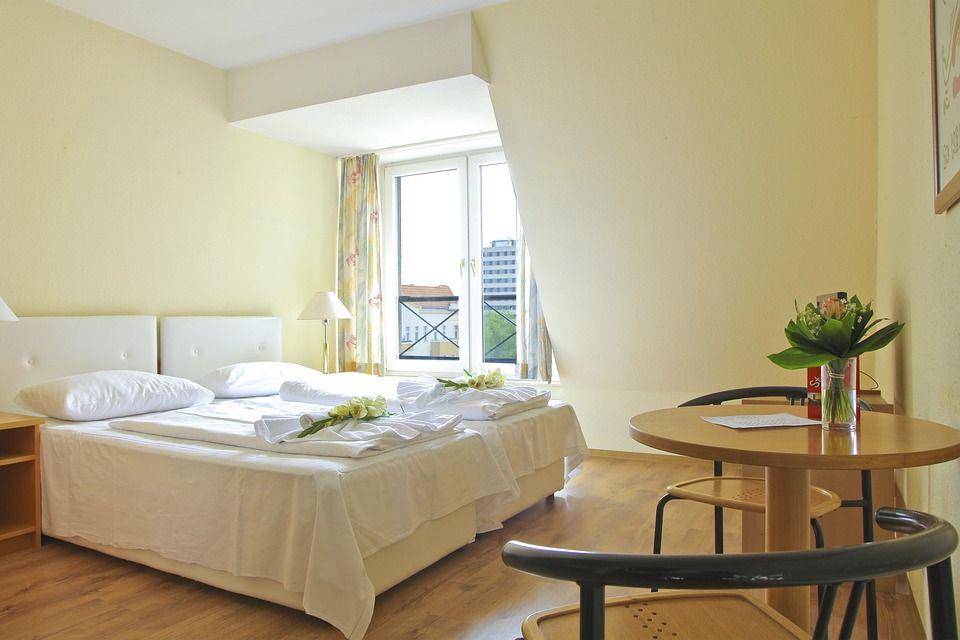 ilustrasi kamar dengan twin bed untuk sharing bersama teman (pixabay.com/CityhostelBerlin)