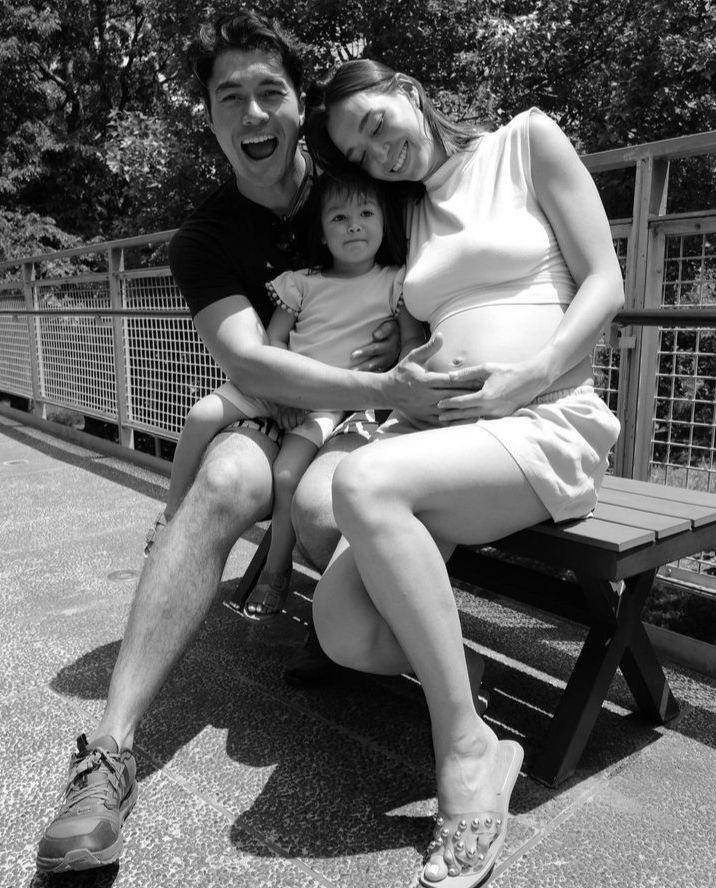 potret Henry Golding, istri, dan anaknya (instagram.com/henrygolding)