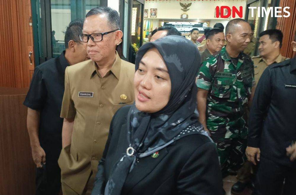 Wagub Nunik usai menghadiri rapat paripurna di DPRD Provinsi Lampung, Selasa (9/5/2023). (IDN Times/Tama Yudha Wiguna).