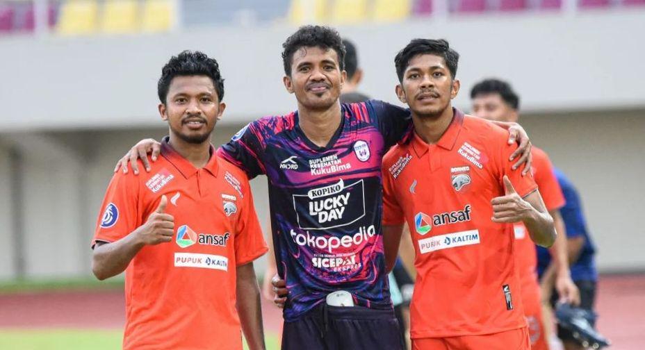 Pemain anyar Arema FC, Rifad Marasabessy (paling kiri). (Instagram/@alfin.tuasalamony15)