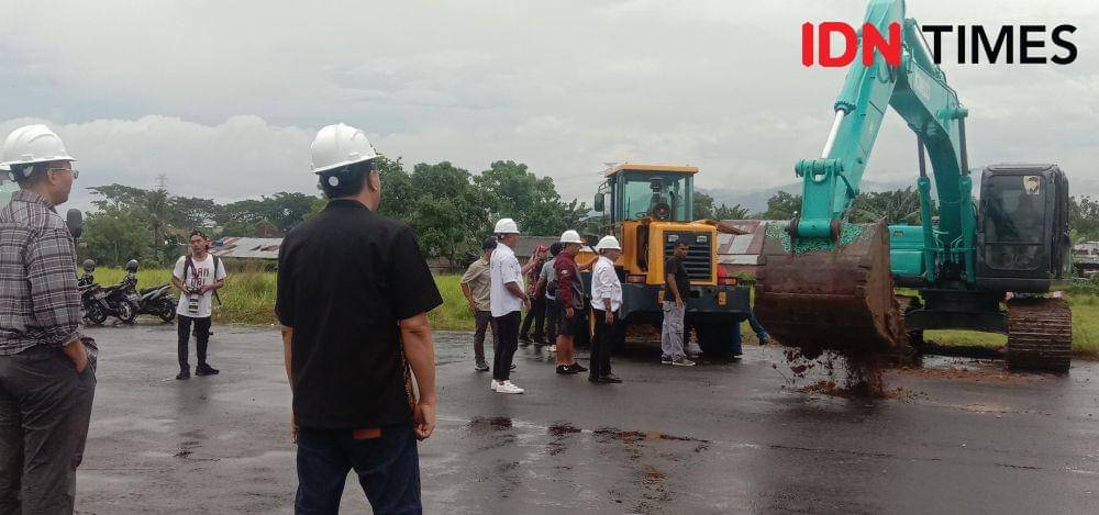 Gubernur NTB Zulkieflimansyah melakukan groundbreaking pembangunan Sirkuit MXGP Selaparang Lombok, Selasa (9/5/2023). (IDN Times/Muhammad Nasir)
