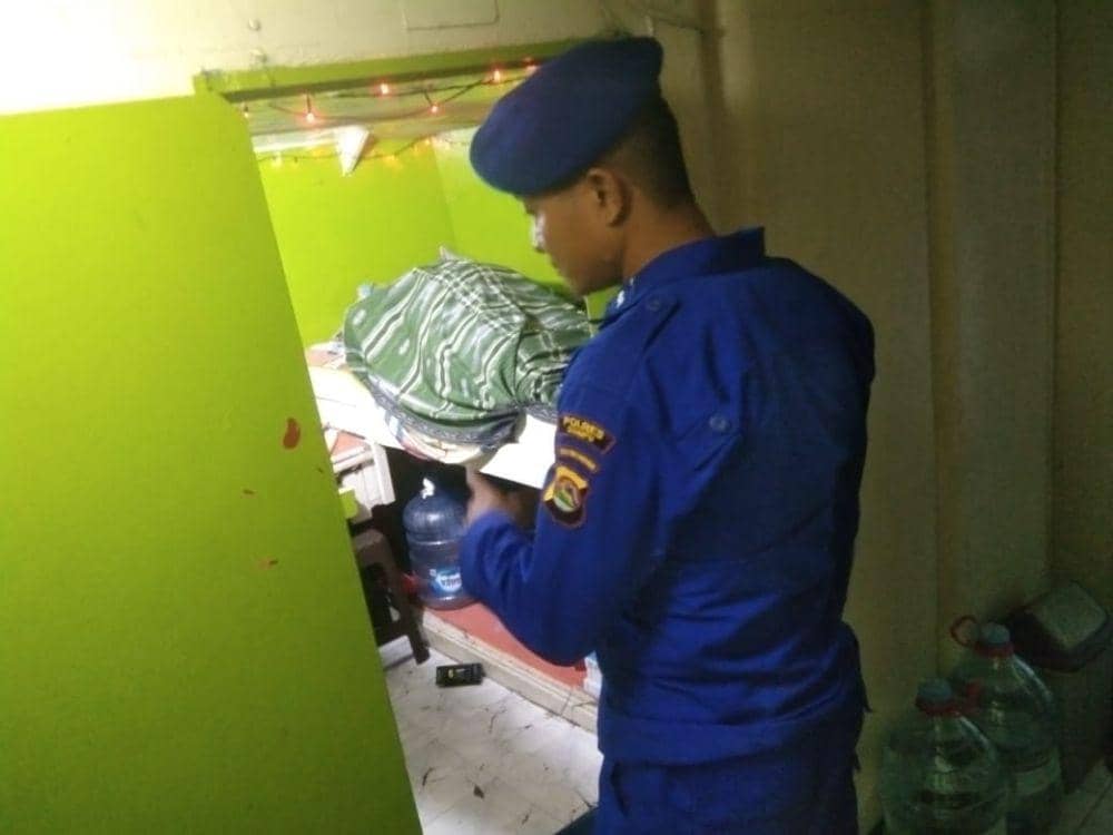 Foto jasad korban di dalam kamar tidurnya (Dok/Polsek Kempo)