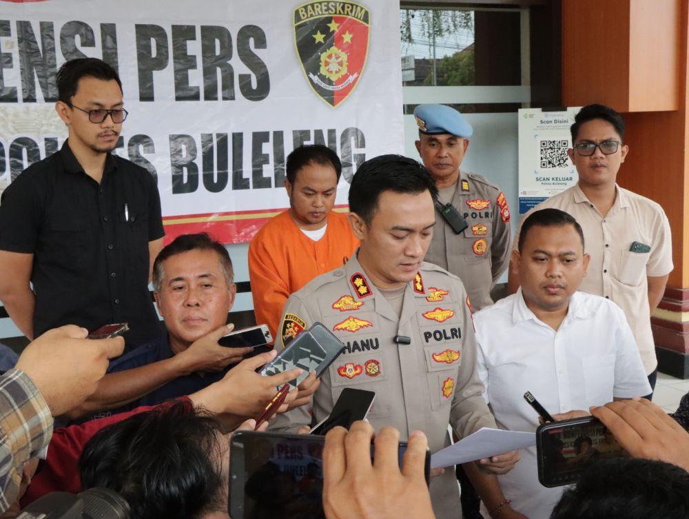 Dosen pelaku pencabulan mahasiswi di Buleleng mengenakan pakaian tahanan. (Dok.IDNTimes/Polres Buleleng)