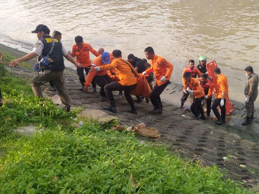Pria 58 Tahun Ditemukan Mengambang di Sungai Jagir