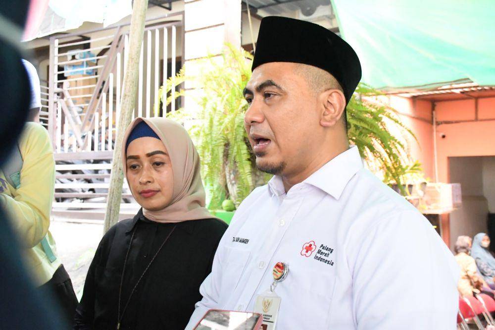 Wakil Gubernur Jateng Taj Yasin Maimoen dan Kepala Kantor Wilayah BPJS Ketenagakerjaan Jateng dan DIY Cahyaning Indriasari menyerahkan santunan jaminan kematian kepada keluarga atau ahli waris teknisi yang tewas terjepit lift di gedung E kompleks kantor Gubernur Jawa Tengah, di Semarang, Selasa (9/5/2023). (Dok. BPJS Ketenagakerjaan)