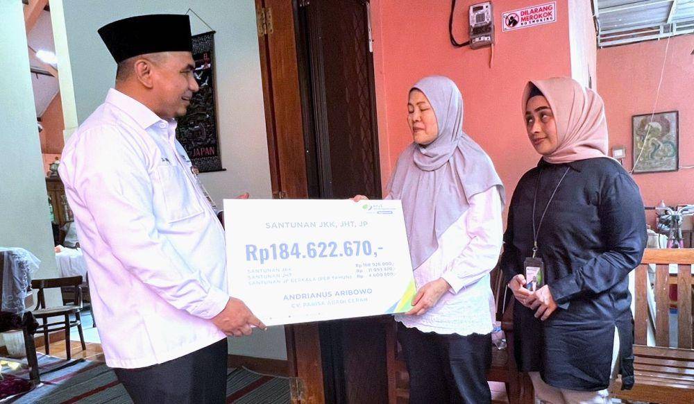 Wakil Gubernur Jateng Taj Yasin Maimoen dan Kepala Kantor Wilayah BPJS Ketenagakerjaan Jateng dan DIY Cahyaning Indriasari menyerahkan santunan jaminan kematian kepada keluarga atau ahli waris teknisi yang tewas terjepit lift di gedung E kompleks kantor Gubernur Jawa Tengah, di Semarang, Selasa (9/5/2023). (Dok. BPJS Ketenagakerjaan)