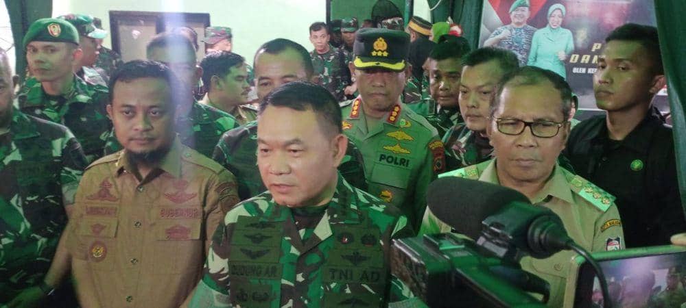 Ksad Jenderal Dudung Abdurachman saat diwawancarai wartawan di Makassar. (Istimewa)