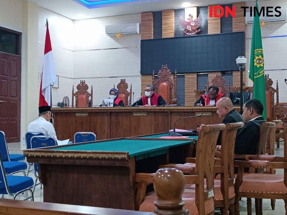 Sidang replika terdakwa eks Rektor Unila Karomani di PN Tipikor Tanjungkarang, Selasa (9/5/2023). (IDN Times/Tama Yudha Wiguna).