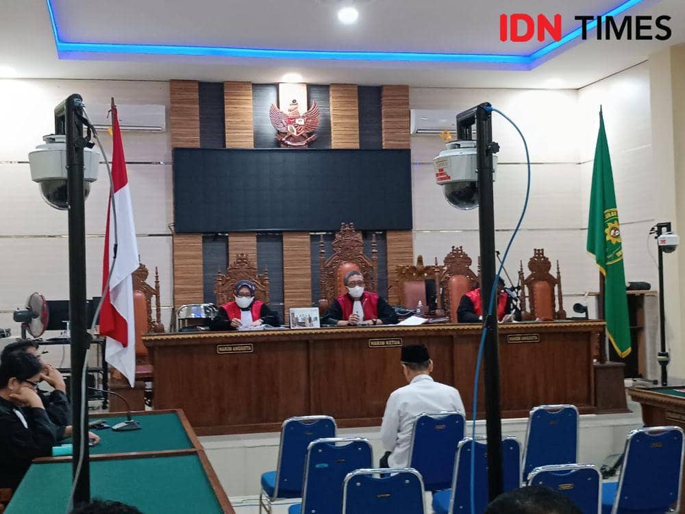 Sidang replika terdakwa eks Rektor Unila Karomani di PN Tipikor Tanjungkarang, Selasa (9/5/2023). (IDN Times/Tama Yudha Wiguna).