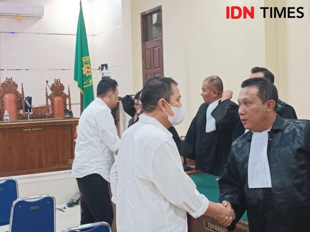 Mantan Warek Universitas Lampung (Unila) Heryandi dan mantan Ketua Senat Unila Muhammad Basri jalani sidang duplik di PN Tipikor Tanjungkarang, Selasa (9/5/2023). (IDN Times/Tama Yudha Wiguna).