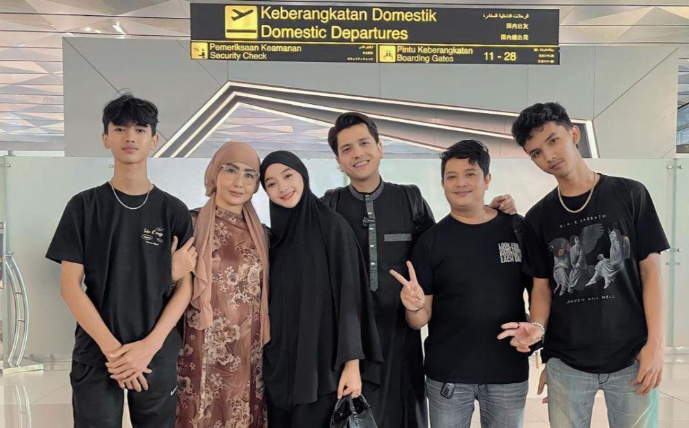 10 Potret Rendi dan Glenca Chysara Berangkat Umrah, Diantar Keluarga!