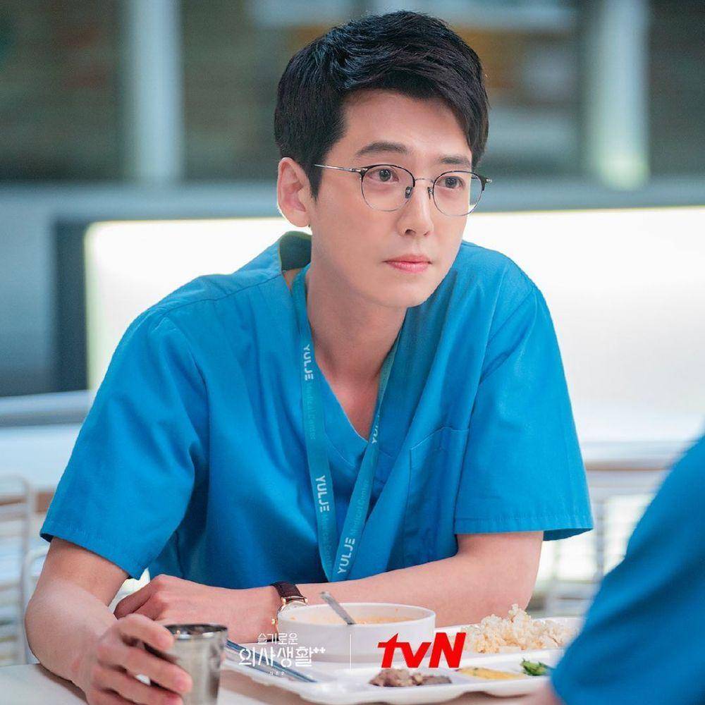 Jung Kyung Ho di Hospital Playlist 2 (instagram.com/hospitalplaylist_official)