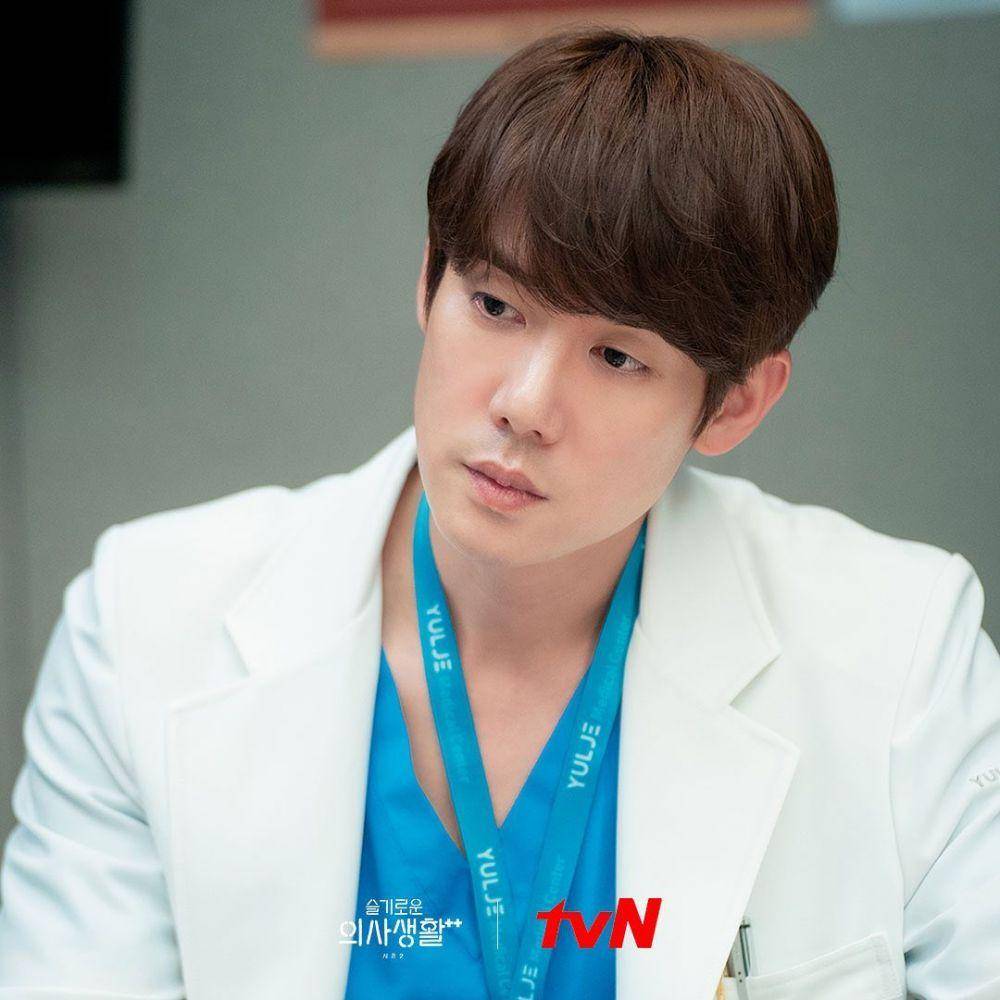 Yoo Yeon Seok di Hospital Playlist 2 (instagram.com/hospitalplaylist_official)