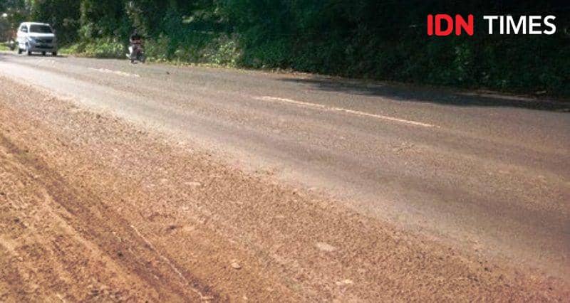 Ilustrasi jalan protokol licin akibat ceceran tanah  liat  saat pembangunan (IDN Times/Ervan)