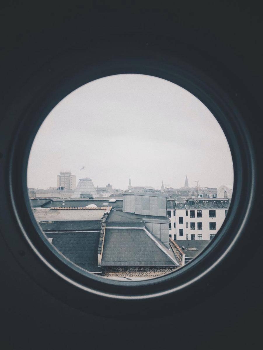 Jendela (unsplash.com/Marten Bjork)