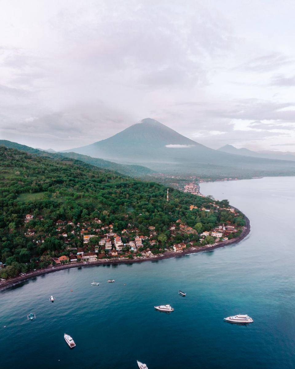 pemandangan Pantai Amed (unsplash.com/@spensersembrat)