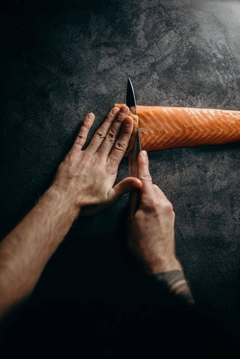 ilustrasi memotong filet salmon (pexels.com/cottonbro studio)
