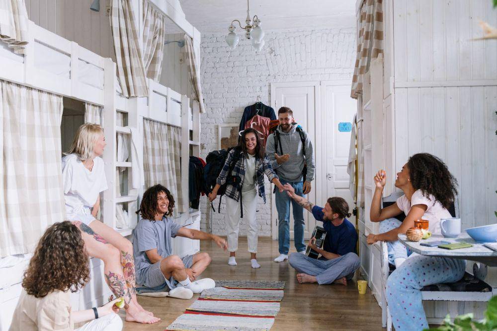 Ilustrasi staycation bersama sahabat (pexels.com/cottonbrostudio)