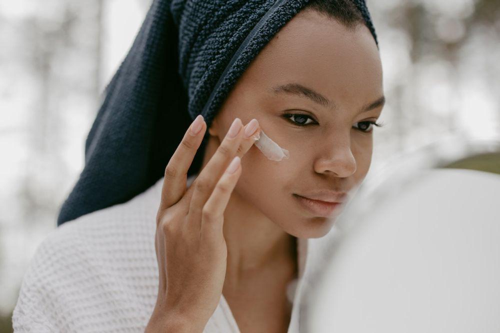 Ilustrasi perempuan menggunakan produk yang mengandung retinol (pexels.com/cottonbro studio)